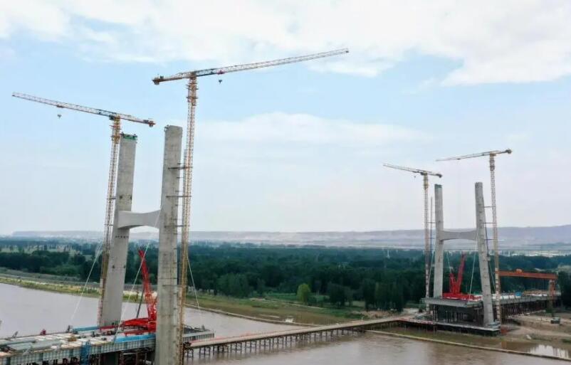 中衛(wèi)下河沿(yán)黃河公(gōng)路大橋(qiáo)首對斜拉索挂設(shè)成功(gōng)