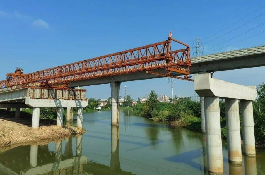 漢(hàn)施公路(lù)大橋左幅首孔(kǒng)50米t型梁架設(shè)順(shùn)利完成