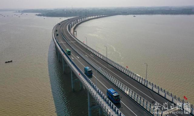 主橋3.024公(gōng)裏的壽縣瓦埠湖大橋正(zhèng)式(shì)建成通車(chē)